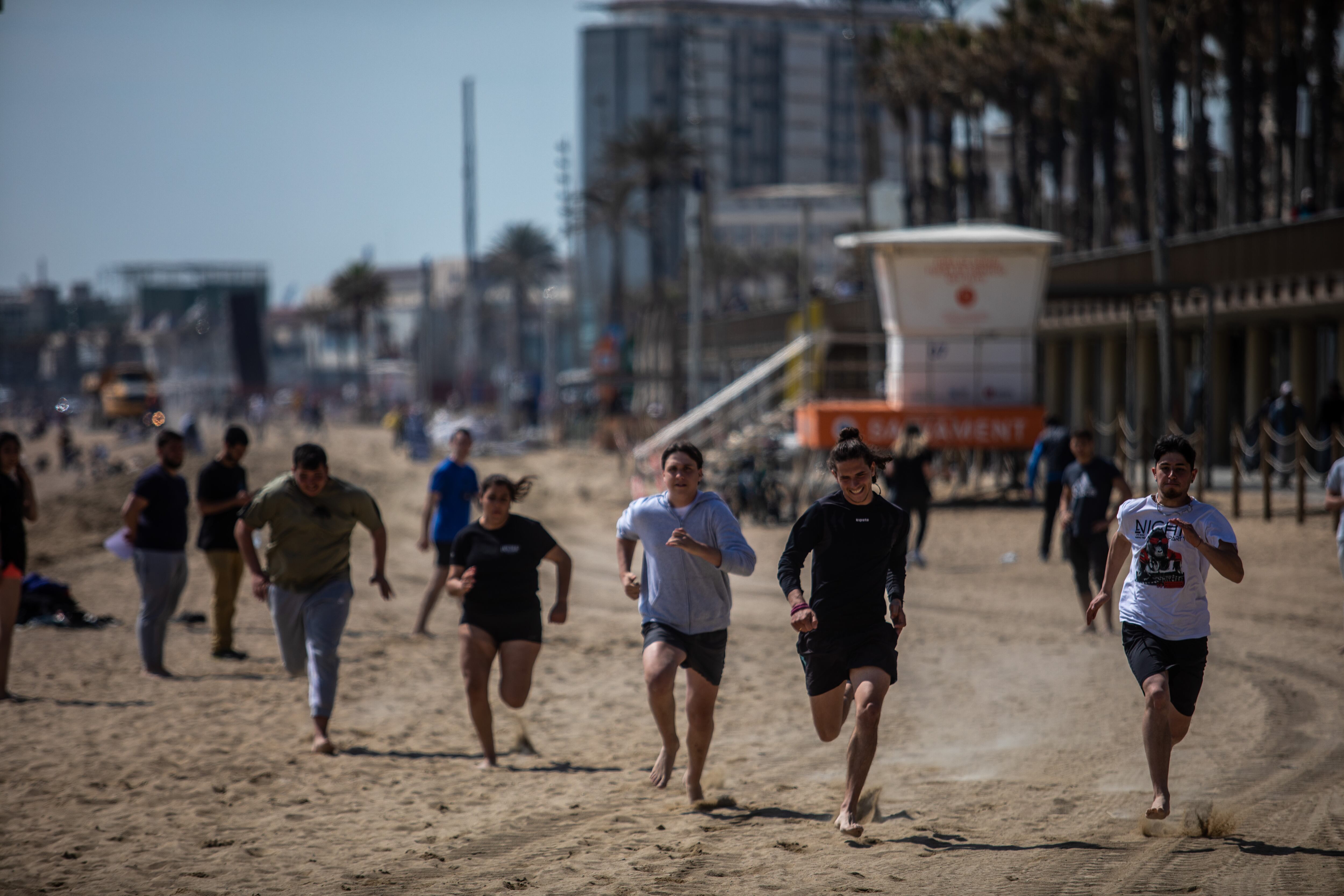 Prácticas en la playa de la Barceloneta de estudiantes de la doble titulación de Bachillerato y enseñanzas deportivas, en la especialidad de socorrismo.