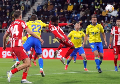 Thomas Lemar marca de cabeza el primer gol del Atlético en Cádiz.