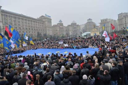 Miles de ucranios se manifiestan con la bandera de la UE en Kiev para pedir un acercamiento a Bruselas. 