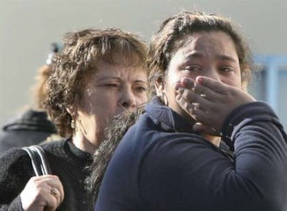 Dos familiares de los heridos esperan noticias a la entrada del hospital Vall d'Hebron de Barcelona.