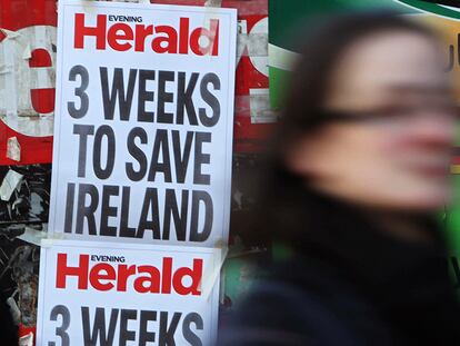 "Tres semanas para salvar Irlanda", dice el cartel de un periódico en una calle de Dublín.