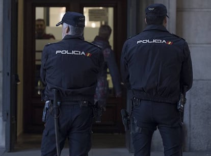 Dos policías nacionales, en una imagen de archivo.