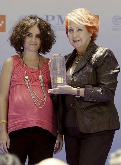 Rosa María Calaf, al recibir el premio entregado por Maite Cunchillos.