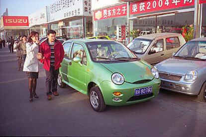 El automóvil Chery QQ, imitación del estadounidense Chevrolet Spark, en el mercado de Ya Yun Cun.