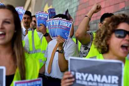 Empleados de Ryanair protestan en la Terminal 2 del aeropuerto de El Prat, este viernes.