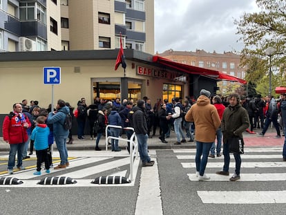 Decenas de hinchas se agolpan en la puerta de Casa Albero, uno de los míticos bares osasunistas de Pamplona.