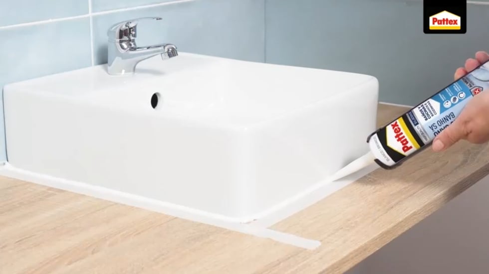 Esta silicona antimoho es impermeable y muy duradera.