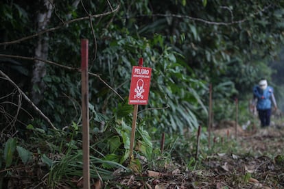 Un letrero alerta sobre la presencia de minas antipersonales en una zona rural, en Colombia.