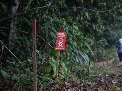 Un letrero alerta sobre la presencia de minas antipersonales en una zona rural, en Colombia.