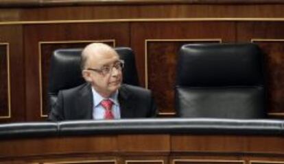 El ministro de Hacienda, Crist&oacute;bal Montoro, en su esca&ntilde;o durante el pleno del Congreso.