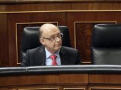 El ministro de Hacienda, Crist&oacute;bal Montoro, en su esca&ntilde;o durante el pleno del Congreso.