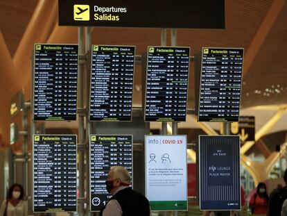 El tráfico de pasajeros en los aeropuertos se desplomó un 69% en agosto.