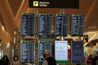 El tráfico de pasajeros en los aeropuertos se desplomó un 69% en agosto.