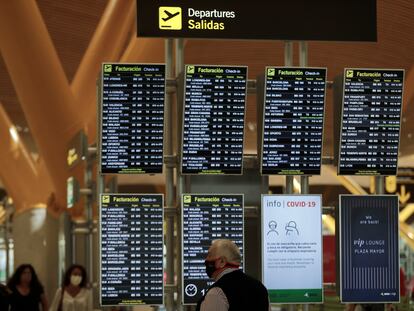 El tráfico de pasajeros en los aeropuertos se desplomó un 69% en agosto.