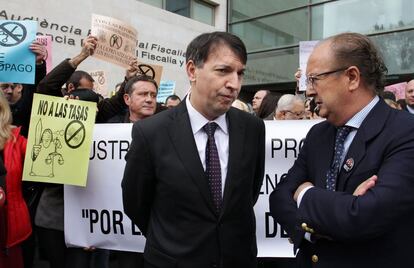 Paro de una hora de jueces y fiscales en Valencia contra el aumento de las tasas judiciales impuestas por el Ministerio de Justicia. Mariano Durán, decano del Colegio de Abogados junto a Joaquín Bosch, presidente de Jueces para la Democracia.