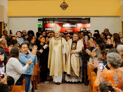 El obispo José Negri (a la izquierda, con mitra y báculo), el 24 de enero en São Paulo (Brasil).