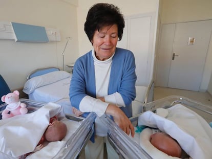 Mauricia Ibañez, de 64 años de edad con Gabriel y Maria de la Cruz, sus dos hijos recien nacidos.