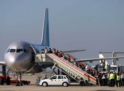 Pasajeros suben al vuelo inaugural de Clickair en Barcelona.
