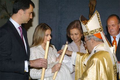 Los Príncipes de Asturias, y su hija la infanta Leonor, durante el bautizo oficiado este mediodía por el arzobispo de Madrid, el cardenal Antonio María Rouco Varela.