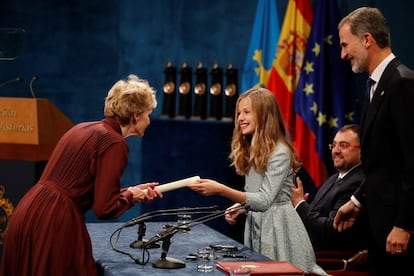 La novelista y ensayista estadounidense Siri Hustvedt recibe de manos de la princesa Leonor el premio Princesa de Asturias de las Letras 2019.