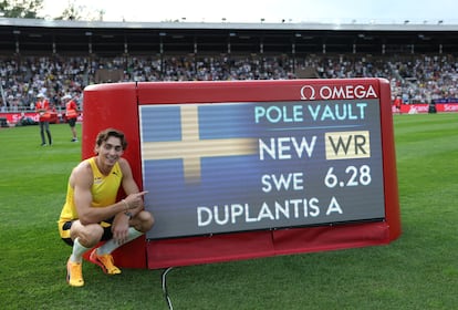 Duplantis posando junto al marcador con el nuevo récord mundial este domingo.