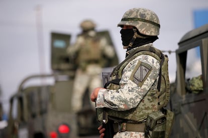 A Mexican soldier stands guard during the repatriation of two Americans killed in Matamoros (Tamaulipas) on January 9.