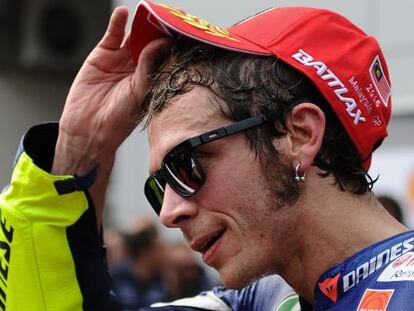 Rossi se ajusta la gorra tras la carrera.