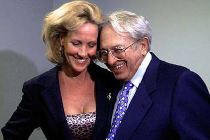 Edward Masry, junto a Erin Brockovich, en el año 2000.