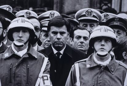 Felipe González, presidente del Gobierno, entre dos policías militares durante el funeral del teniente general Guillermo Quintana Lacaci, asesinado por ETA, en enero de 1984.