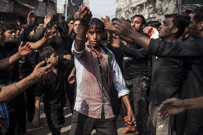 Indios musulmanes chiíes se flagelan en Nueva Delhi durante el Ashura, ritual con el que se conmemora la batalla de Karbala en la que fue asesinado el nieto del profeta Mahoma.