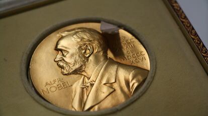 Primer plano de la medalla que fue otorgada al Nobel colombiano