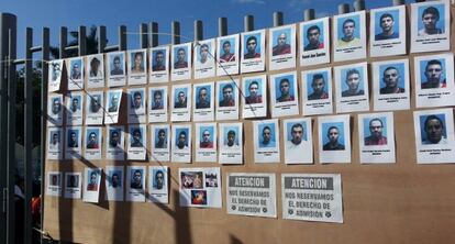 Imágenes de hinchas a la entrada de un estadio.