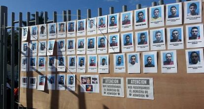 Im&aacute;genes de hinchas a la entrada de un estadio.