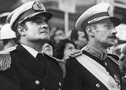 El dictador argentino Jorge Videla (derecha) y el militar Emilio Massera.