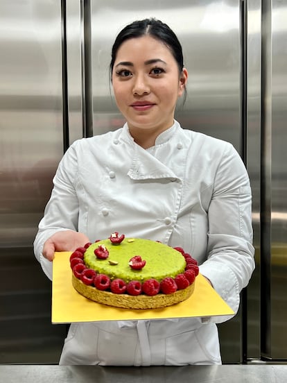 Noelia Tomoshige, con una tarta de pistacho y frambuesa.