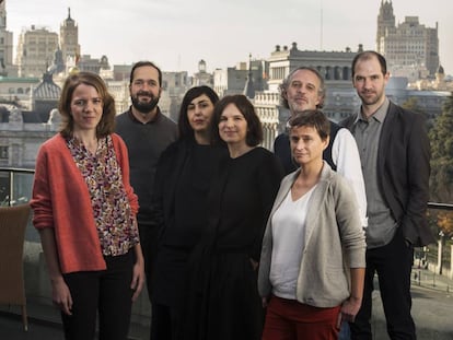 Desde la izquierda, los directores de los seis grandes centros culturales del Ayuntamiento de Madrid: María Folguera (Teatro Circo Price), Marcos García (Medialab Prado), Rosa Ferré (Matadero), Soledad Gutiérrez (CentroCentro), Ignacio Marín (Teatro Fernán Gómez) e Isla Aguilar y Miguel Oyarzun (Conde Duque).