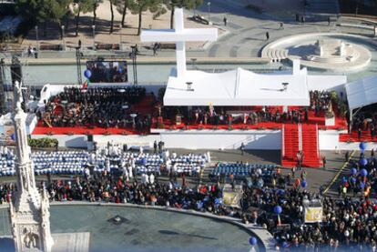 El altar instalado para la misa de la familia en la madrileña plaza de Colón.