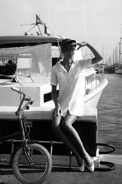 Las celebrities (y mujeres en general) actuales aprendieron de Françoise Hardy que no hay nada mejor para ir a la playa que una camisa blanca a modo de vestido y calazado plano.