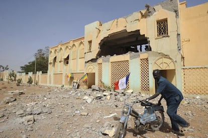 Un hombre pasa ante un edificio que ocupaban los miembros de Muyao destruido por la Aviación francesa, el pasado sábado en Gao.