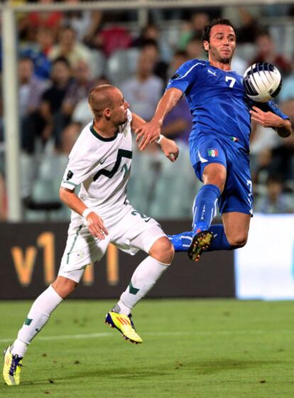 Pazzini controla el cuero ante Brecko.