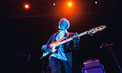 El bajista Fred Thomas en el concierto en Santiago de Compostela.