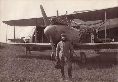 El piloto alemán Werner Dittman, que llegó a ser oficial a cargo del registro del escuadrón de cazas número 13 de la aviación prusiana. El escuadrón 13 derribó 108 aviones en sus dos años de actividad en el norte de Francia. Tras Dittman, un bimotor Fokker D.VII.