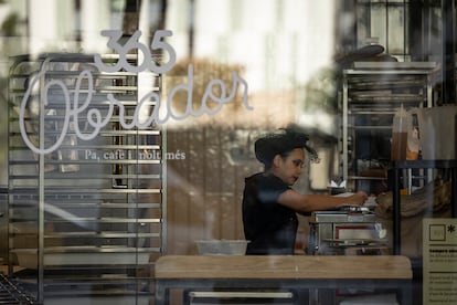 Una empleada trabaja en el interior de un establecimiento 365 Obrador de la Gran Vía, en Barcelona.