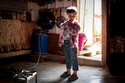 En los asentamientos informales es complicado encontrar empleo. Los hombres suelen trabajar en el campo, y según Bakkalian ganan unos cinco dólares diarios de media. “A veces las mujeres mayores preparan comida para restaurantes de Zahle”, resume. Los niños asisten a escuelas libanesas de manera gratuita en el turno de tarde, pues el de la mañana es para los oriundos. ”No es por separar por nacionalidad, es que por la mañana están mucho más llenos y también por la capacidad de los niños que no pueden ponerse al día en el colegio”.