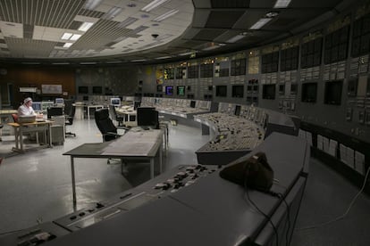 Alexander Jegorov na sala de controle da usina nuclear de Ignalina (Lituânia). Enquanto uma usina nuclear morre, outra nasce. Por cerca de seis anos, o governo russo (através da empresa pública Rosatom) mexeu seus pauzinhos em um espaço estratégico no continente: Bielorrúsia. Em Astravets, a apenas 20 quilômetros da fronteira com a Lituânia, Minsk começou a construir uma usina nuclear com financiamento russo - as autoridades lituanas estimaram em 11 bilhões de dólares (44 bilhões de reais) - colocando a Lituânia em xeque, afinal, "é um território comunitário", insistem fontes do governo em Vilnius. "[A construção de Astravets] é um exemplo claro de uma guerra híbrida", insistiu o ministro Vaiciunas em março, comparando a situação com a do leste da Ucrânia em 2014, que se materializou na anexação da Criméia pela Rússia.