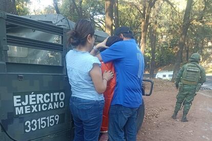 El hermano de Diana Peña la abraza, después de que la mujer fuera encontrada por el Ejército mexicano en Morelos.