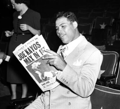 Al que muchos consideran el mejor boxeador de la historia, Joe Louis (Alabama, 1914- Nevada, 1981) le perjudicó el exceso de generosidad y de confianza. Crecido en un humilde y conflictivo suburbio de Detroit, campeón del mundo de los pesos pesados entre 1937 y 1949, Louis no se permitió grandes lujos cuando estaba en la cresta de la ola, pero sí que pagó las considerables deudas de sus familiares (incluso la de los que no le dirigían la palabra cuando no era más que un adolescente tartamudo que repartía hielo a cambio de propinas) y confió en una cohorte de viejos amigos que saquearon sus cuentas corrientes y le embarcaron en una larga serie de negocios dudosos. Como resultado de todo ello, llegó a deberle a Hacienda más de un millón de dólares a finales de los años 50, cuando ya se había retirado del boxeo y carecía de ingresos estables. Una campaña de solidaridad impulsada por antiguos compañeros sirvió para que a Louis le concediesen un aplazamiento del pago de la deuda, pero cuando murió, en 1981, seguía con las cuentas embargadas y al borde de la miseria. En la imagen, Louis leyendo el periódico 'New York Daily News' en 1938.