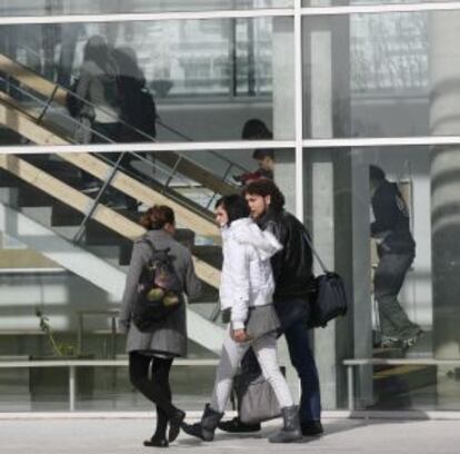 Estudiantes en el campus de Ibaeta en la Universidad del Pa&iacute;s Vasco. 