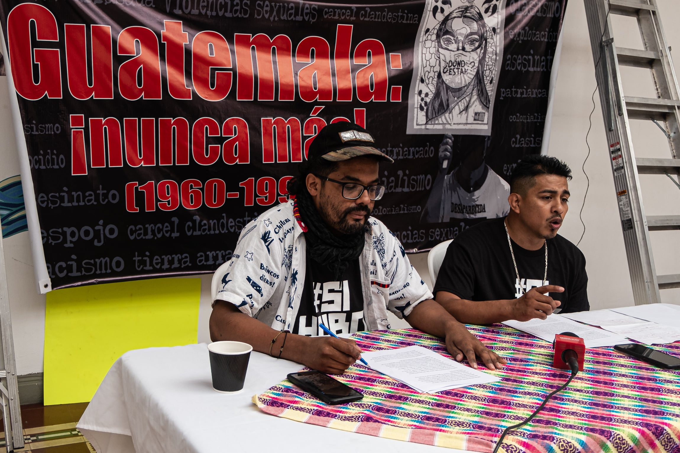 Osmín Tobar e Ignacio Alvarado durante una conferencia de prensa antes de las elecciones nacionales recuerdan la responsabilidad del Estado en las adopciones ilegales de niños entre 1977 y 2007 en la Ciudad de Guatemala el 5 de junio de 2023.