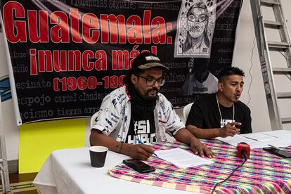 Osmín Tobar e Ignacio Alvarado durante una conferencia de prensa antes de las elecciones nacionales recuerdan la responsabilidad del Estado en las adopciones ilegales de niños entre 1977 y 2007 en la Ciudad de Guatemala el 5 de junio de 2023.